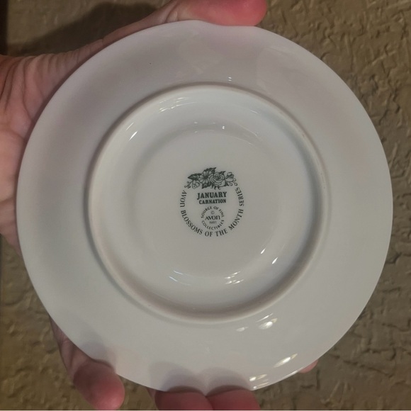 JANUARY Vintage AVON 1991 ‘Blossoms of the Month’ January Teacup & Saucer - Picture 10 of 10